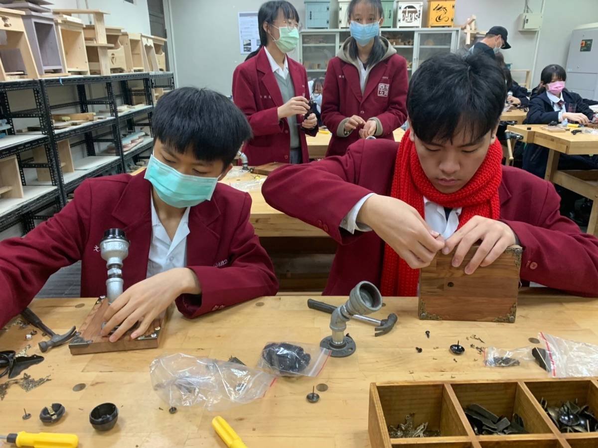 設計群學生體驗「一日木工師」，上午進行創意木工手作的課程，學習木工機械設備及手工器具操作的專業英語。