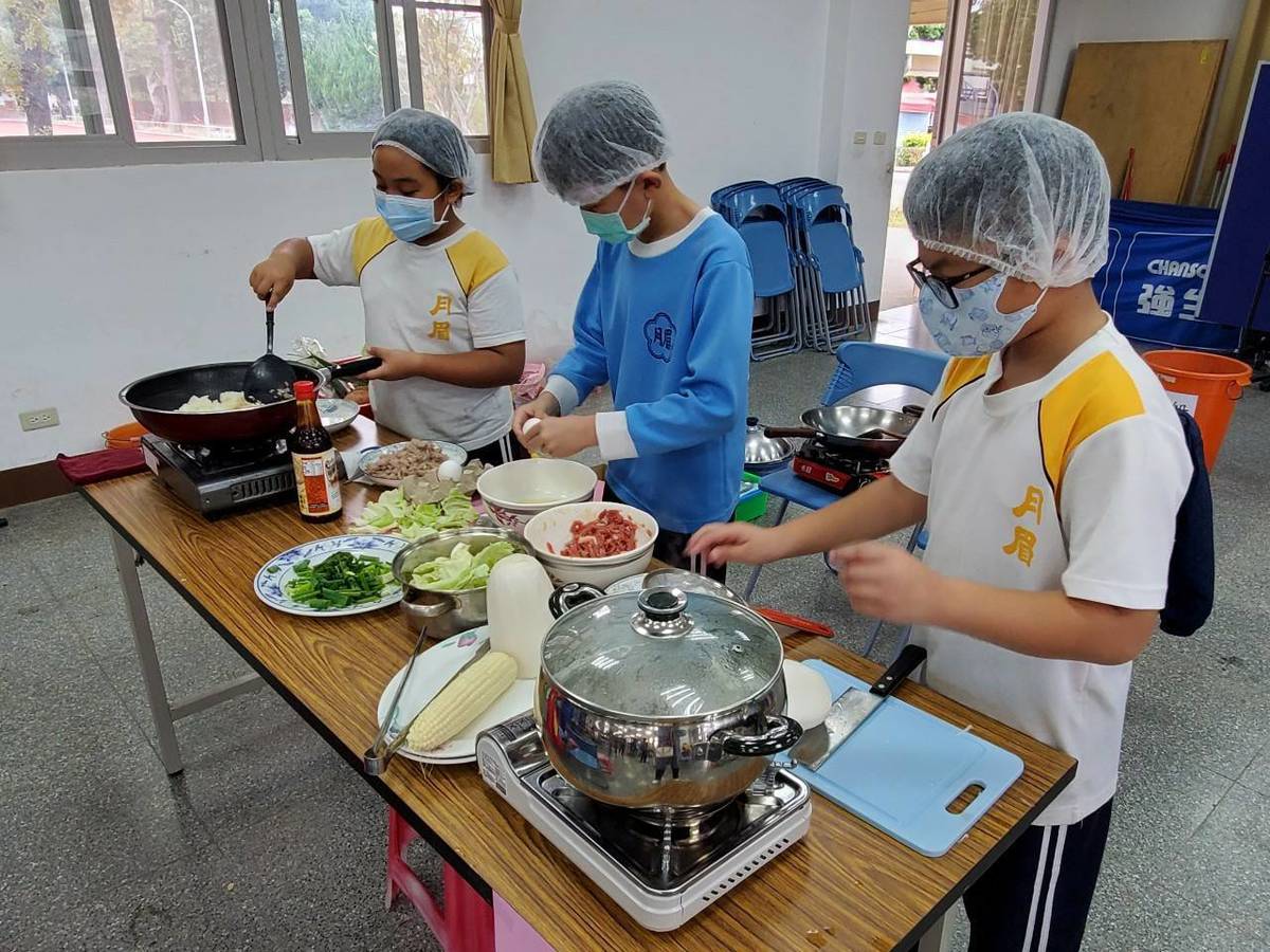學生分工合作製作料理（圖片來源：臺中市教育局）