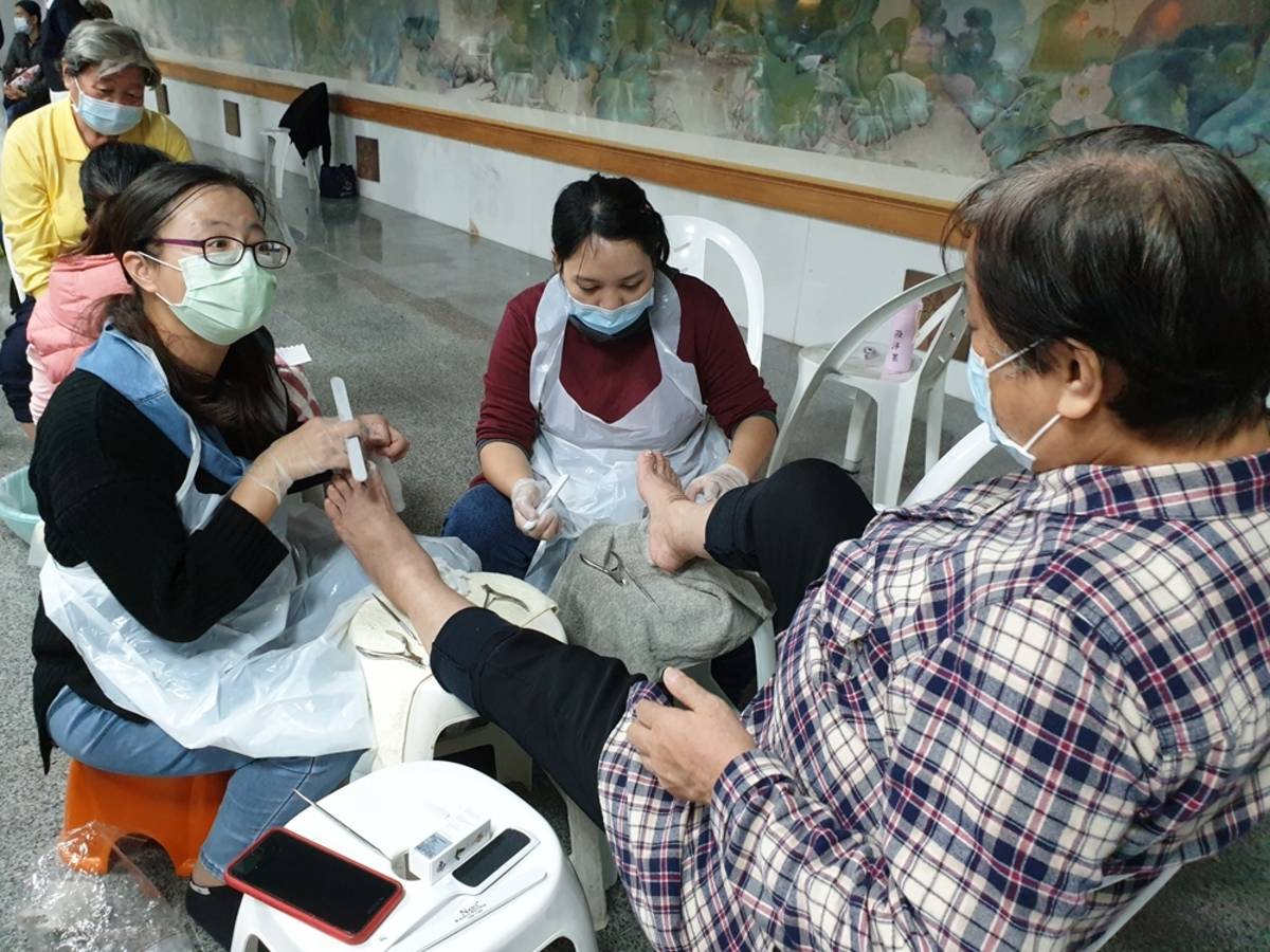 學生為長輩足部清潔