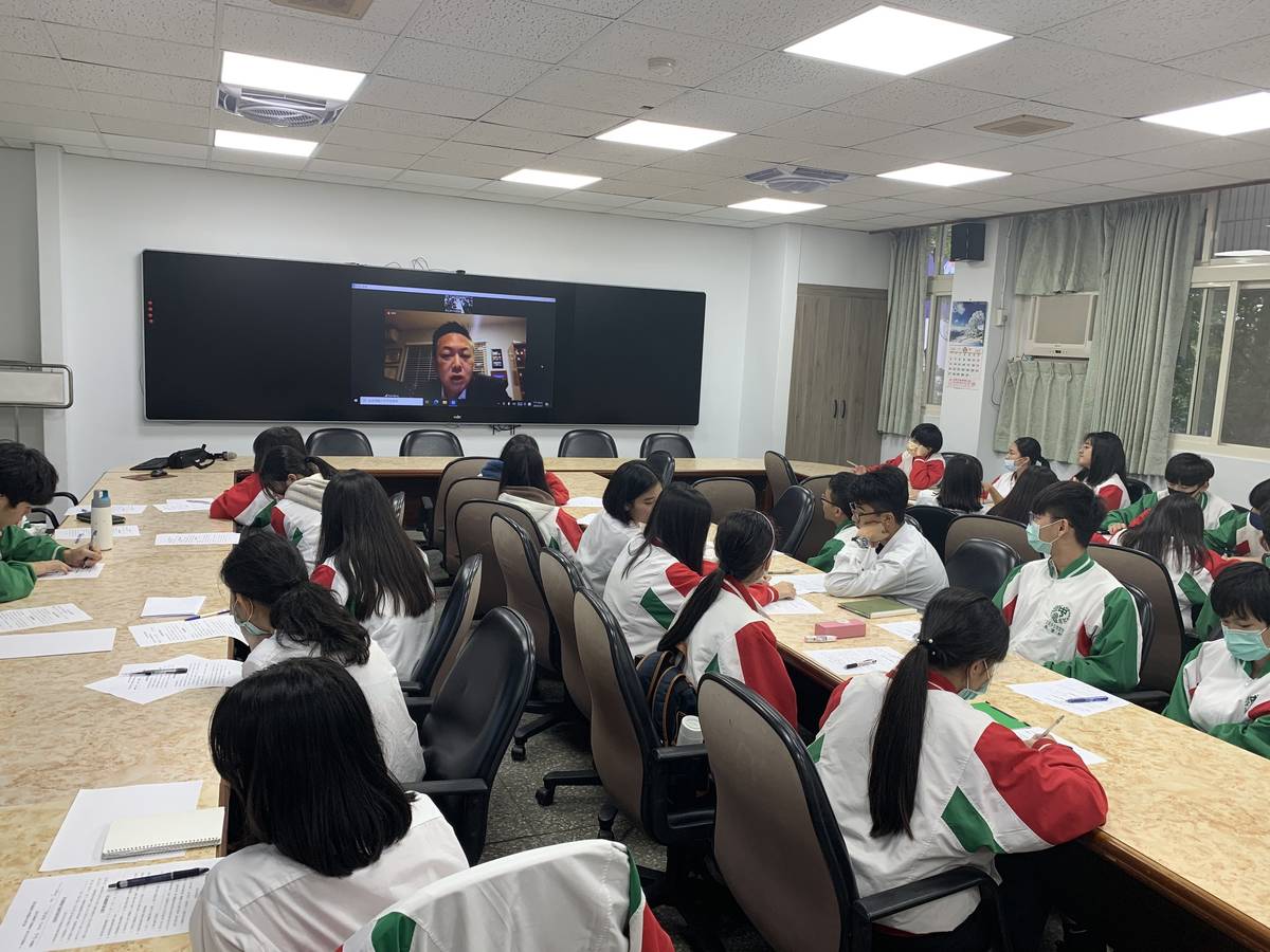 學生參加美國大一先修課程說明會