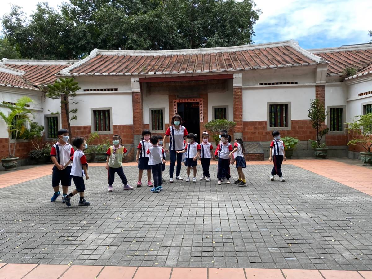 帶幼兒進行古厝巡禮。