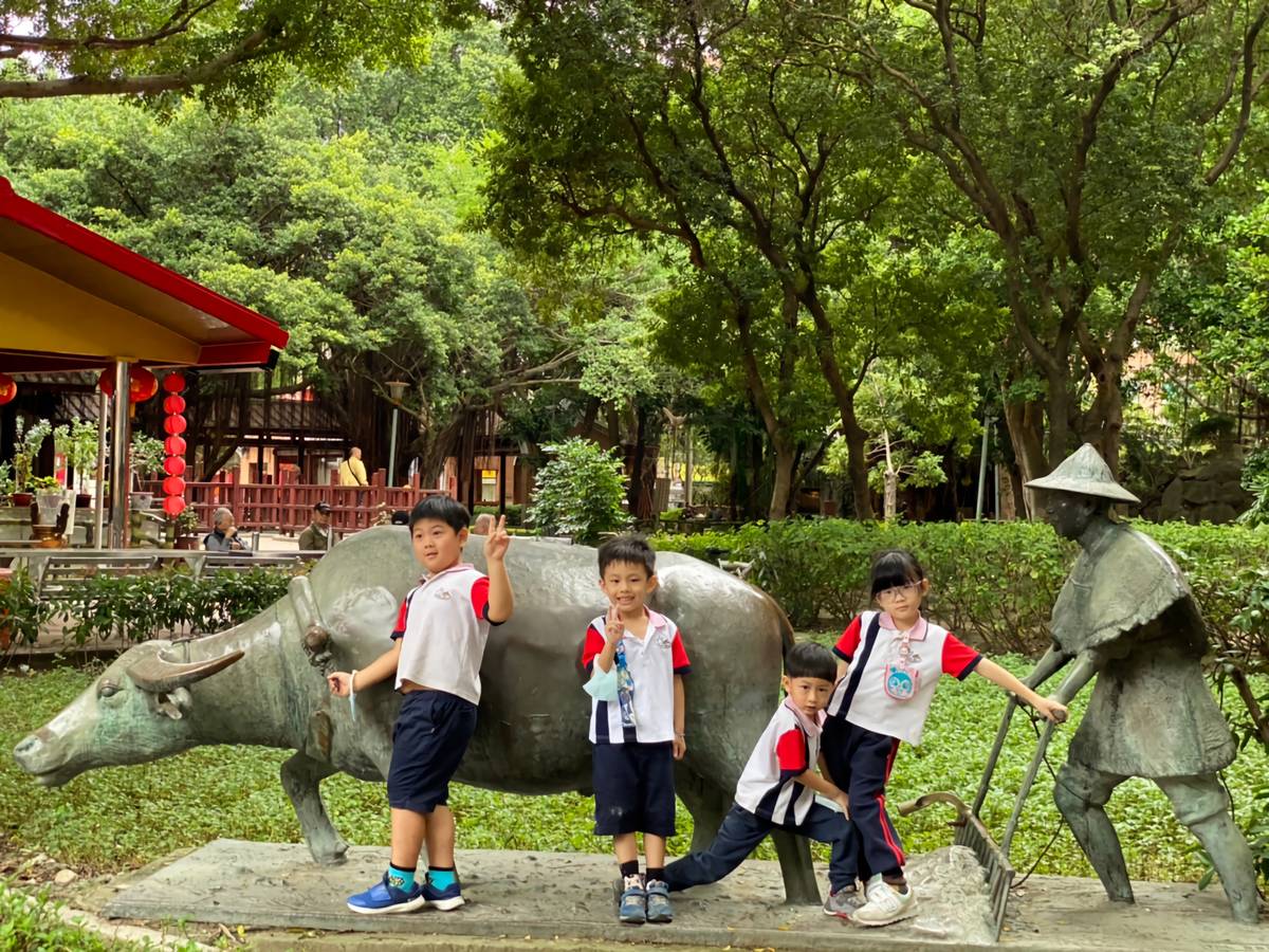 帶幼兒認識作田人和水牛。