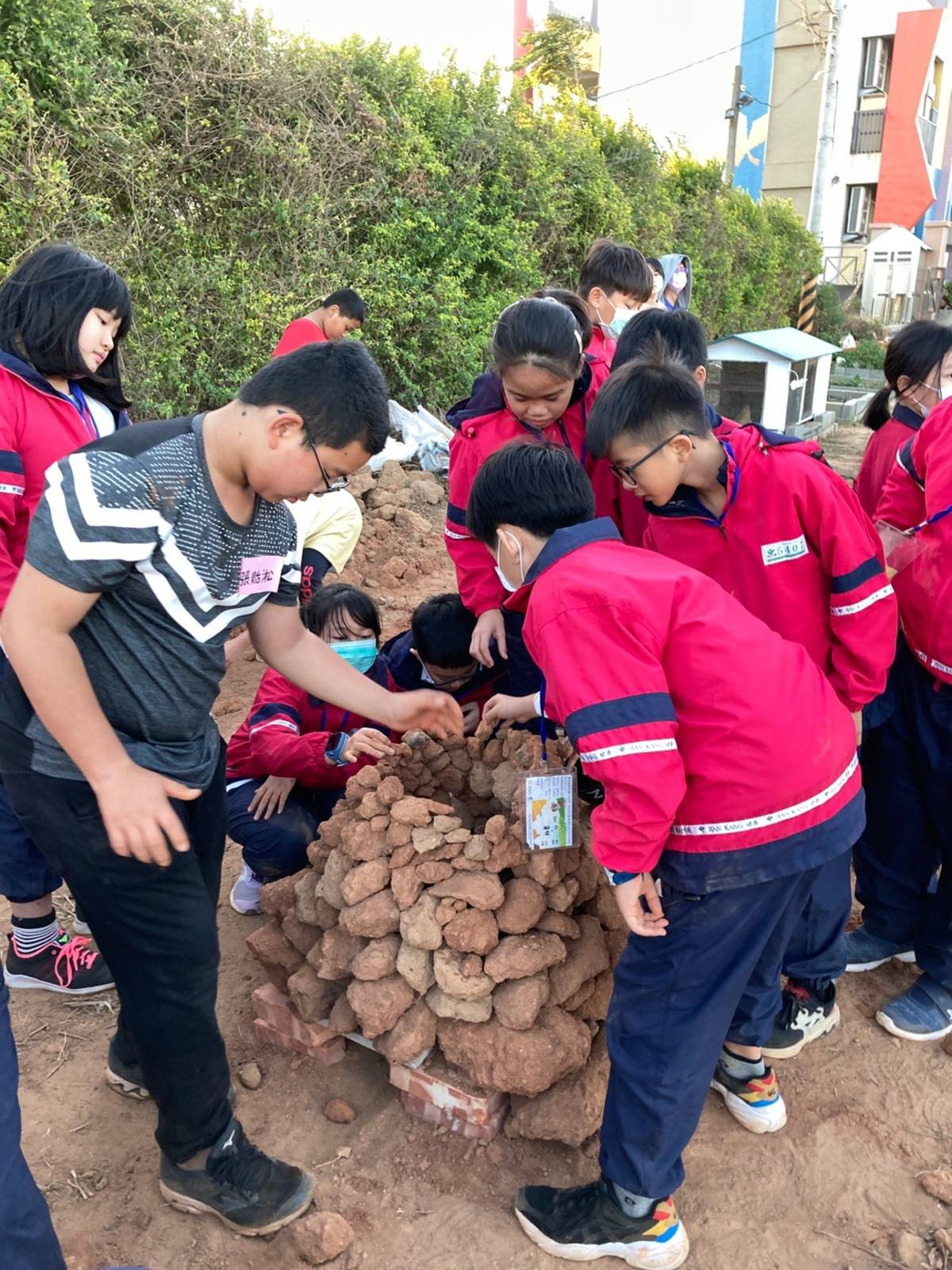 健康國小學生體驗烘窯活動