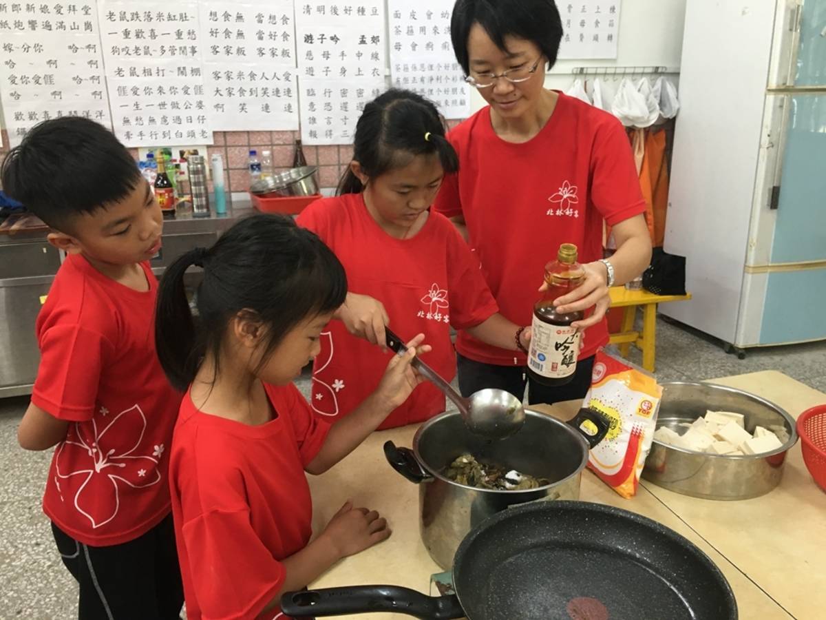 學童準備辦桌菜餚
