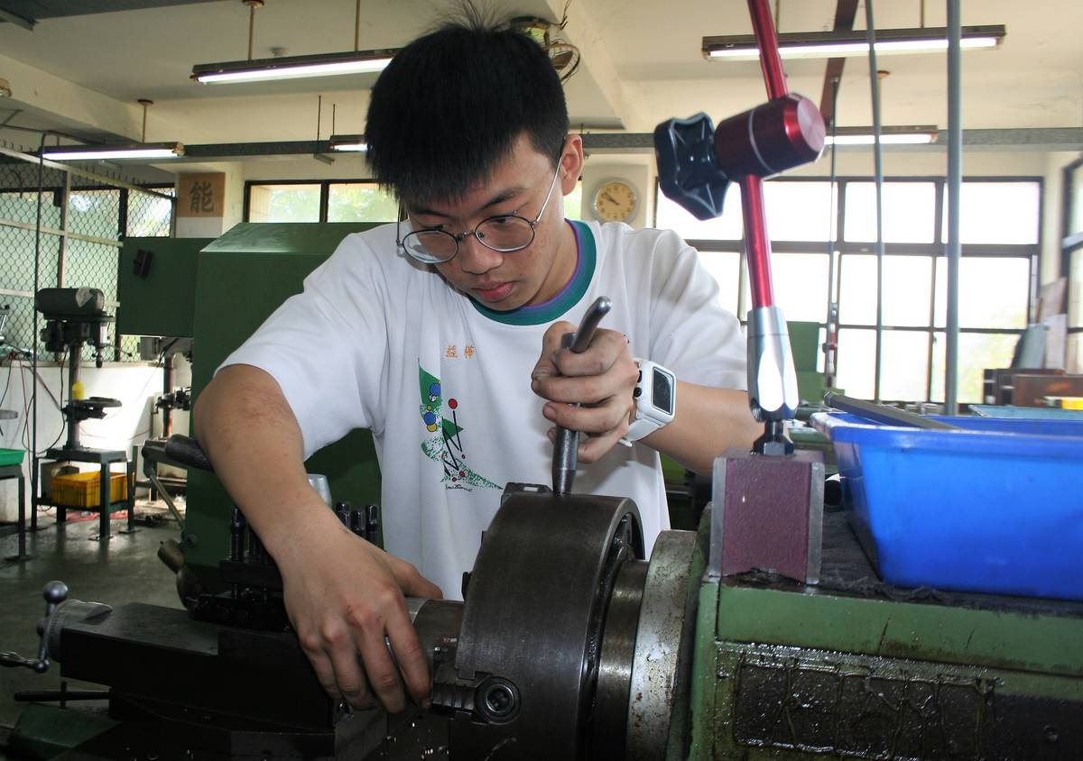 員林農工機械科三年級學生陳益樺在工業類技藝競賽中獲得金手獎第二名(圖片來源：員林農工提供)