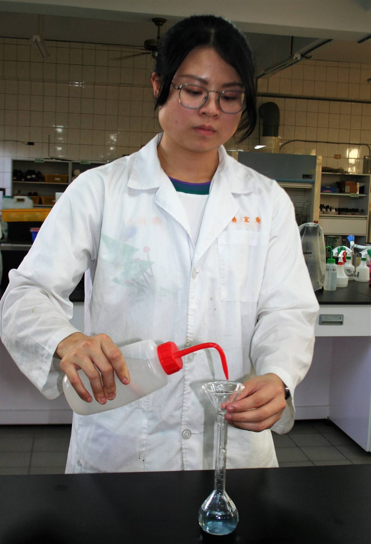 員林農工學生楊宜臻今年在農業類食品檢驗分析得到個人金手獎第六名(圖片來源：員林農工提供)