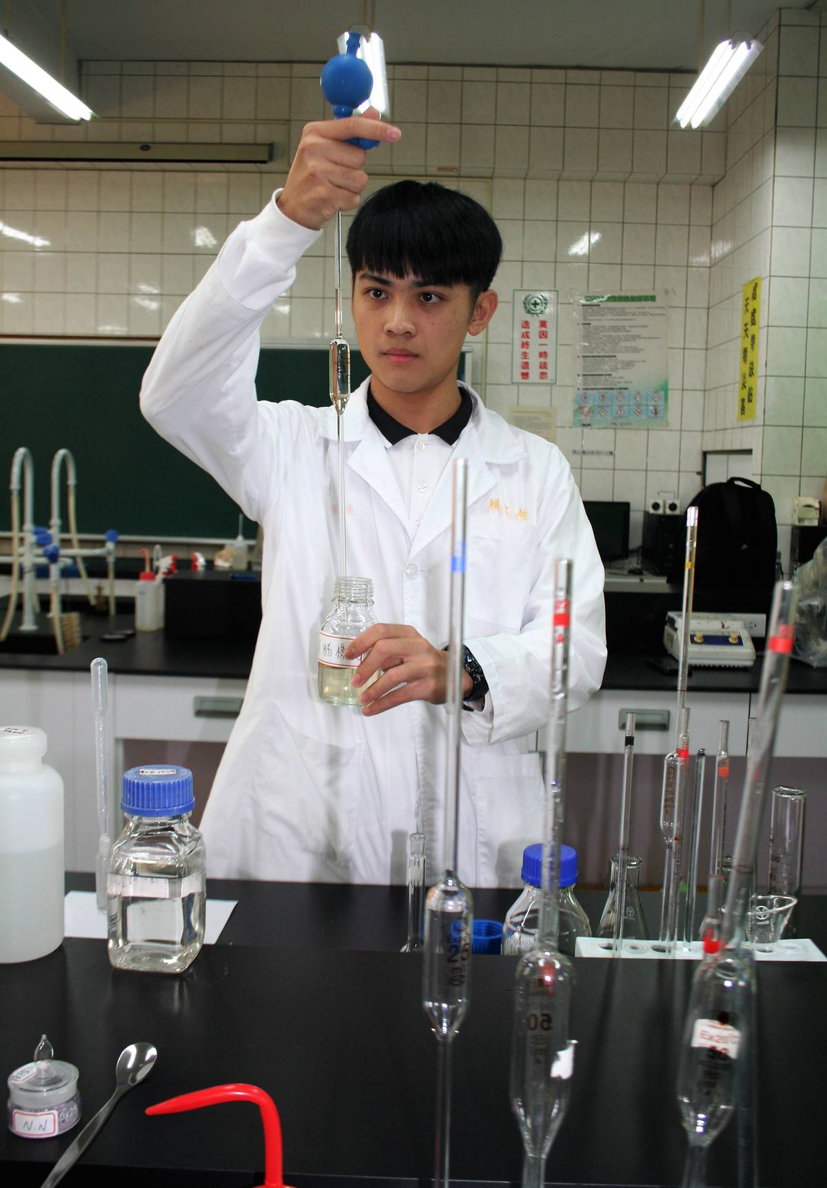 員林農工學生賴家駿今年在農業類食品檢驗分析得到個人金手獎第五名(圖片來源：員林農工提供)