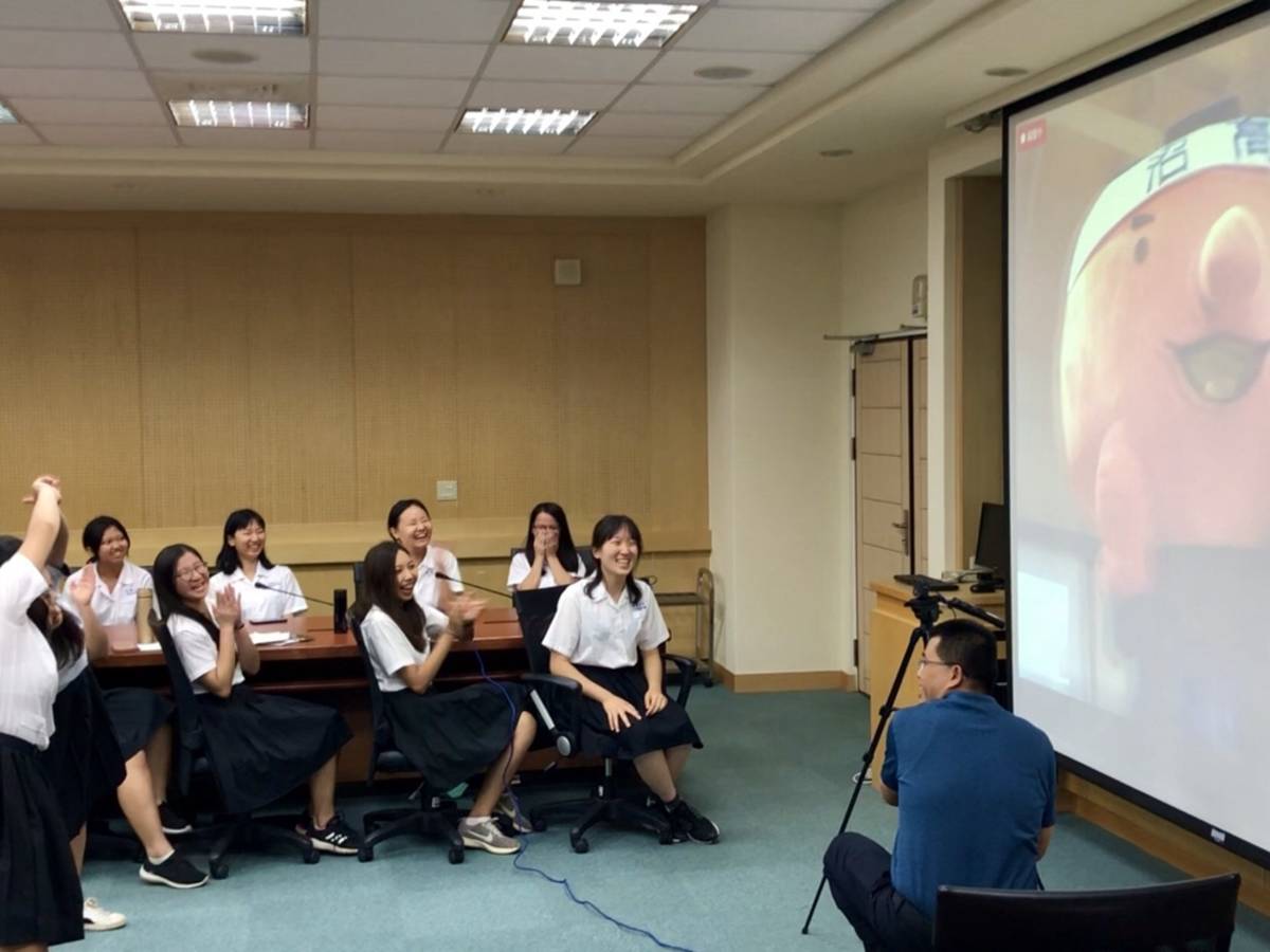 與日本友校吉祥物互動