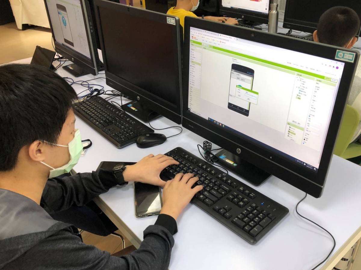 學員透過編輯器編寫手機程式