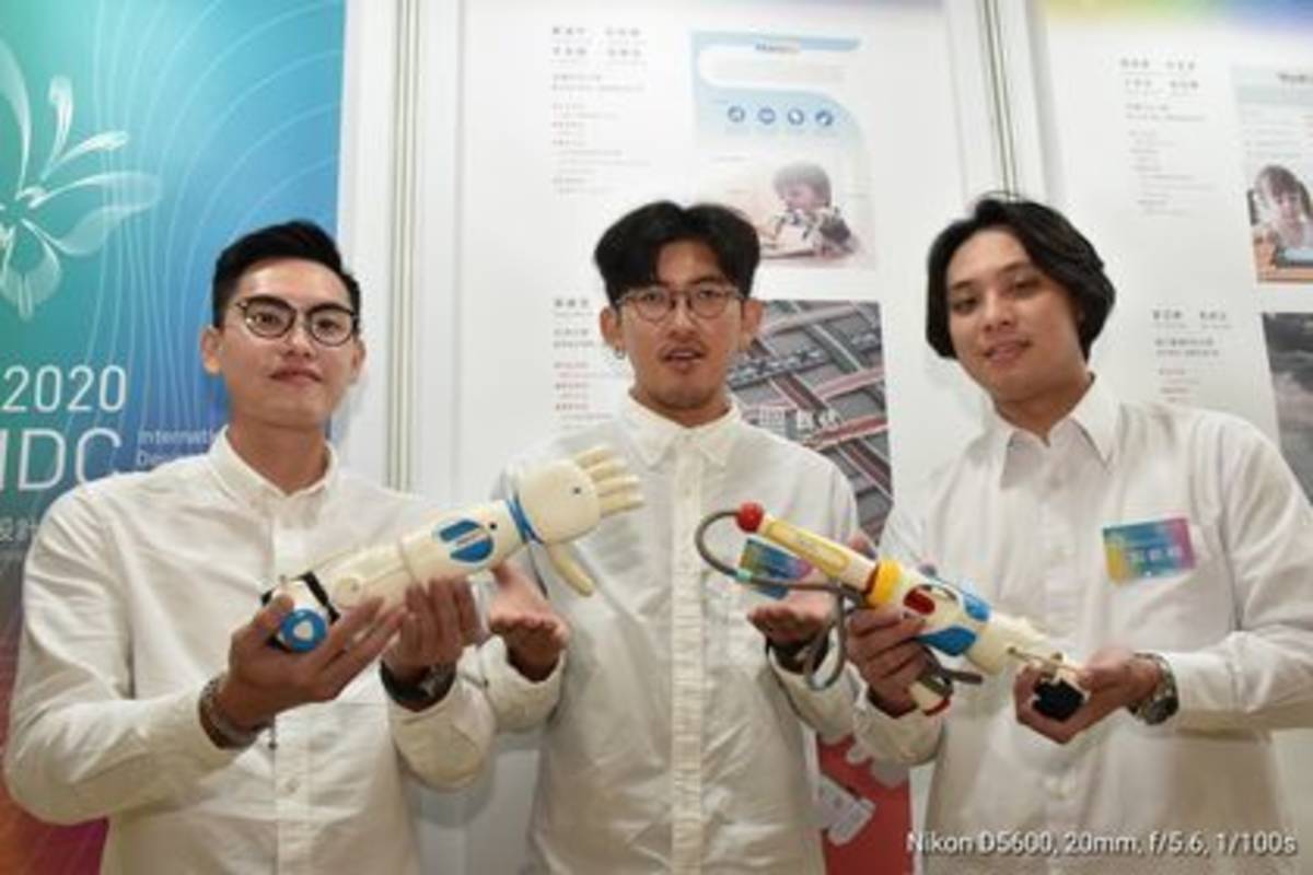 獲得2020年「美國國際設計傑出獎（IDEA) －金獎」的南臺科技大學創新產品設計系學生鄭逢甲、彭凱嶸、李宣諺及高偉銘作品「兒童生活輔助義肢」