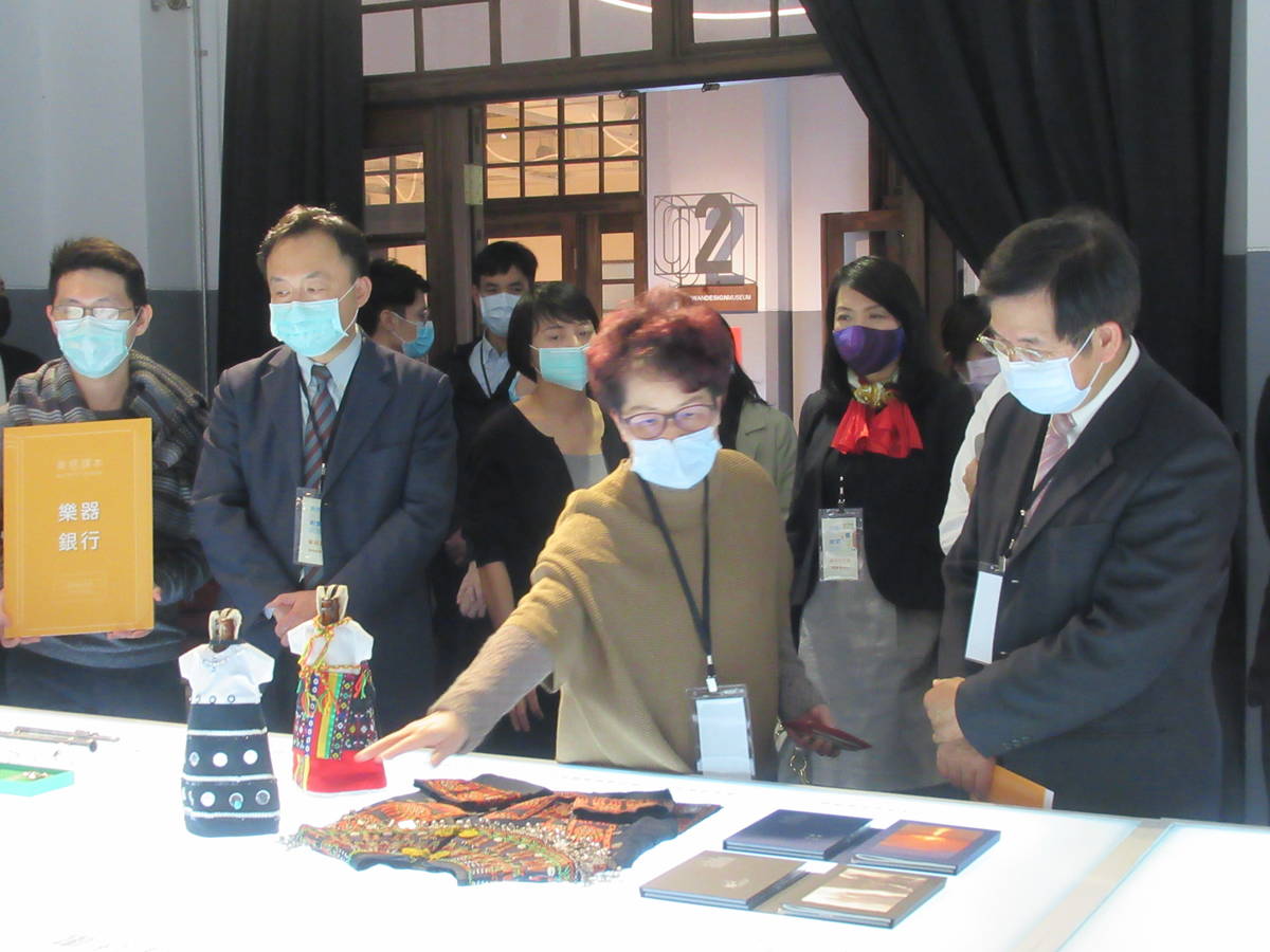 潘文忠部長參觀展覽