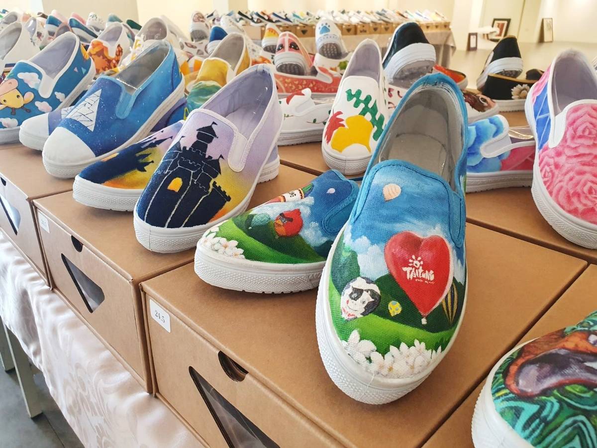 臺東女中藝術公益聯展暨愛心義賣活動登場，邀大家認購一雙雙由師生創作的精美彩繪鞋，讓愛持續擴散。
