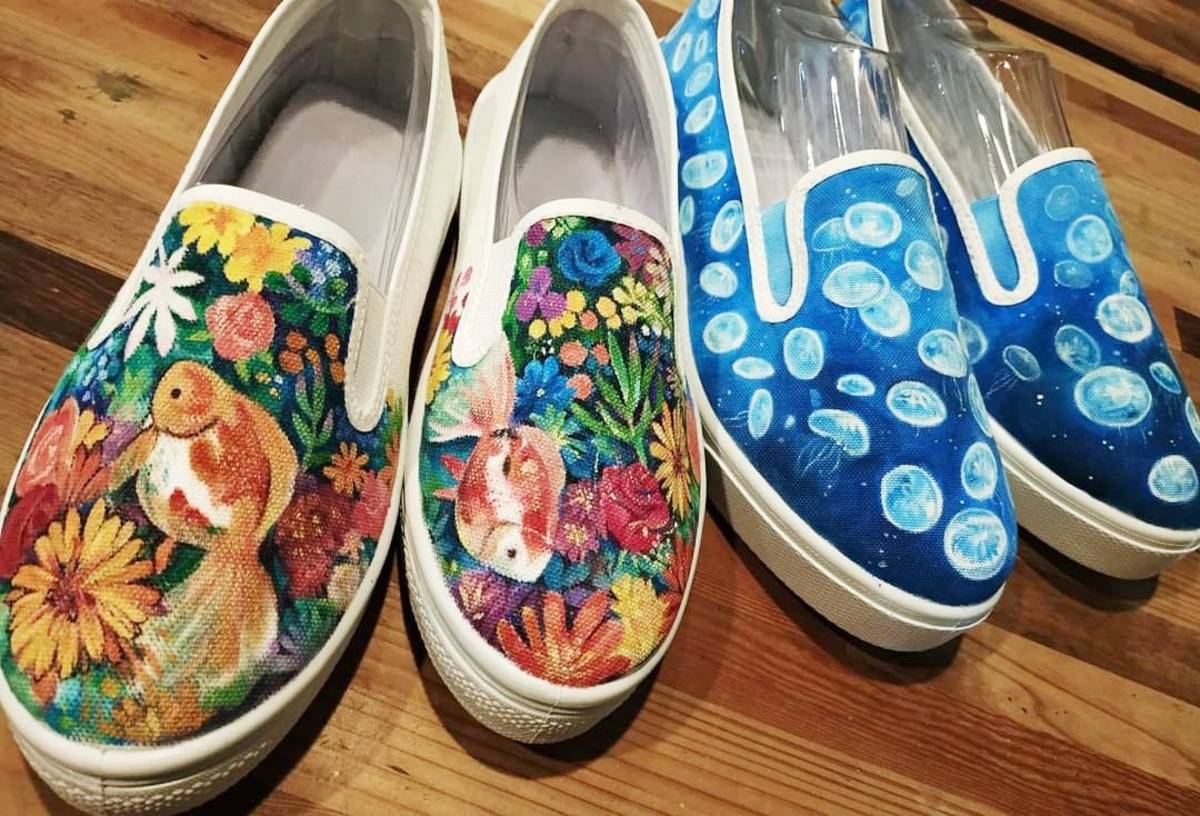 臺東女中藝術公益聯展暨愛心義賣活動登場，邀大家認購一雙雙由師生創作的精美彩繪鞋，讓愛持續擴散。