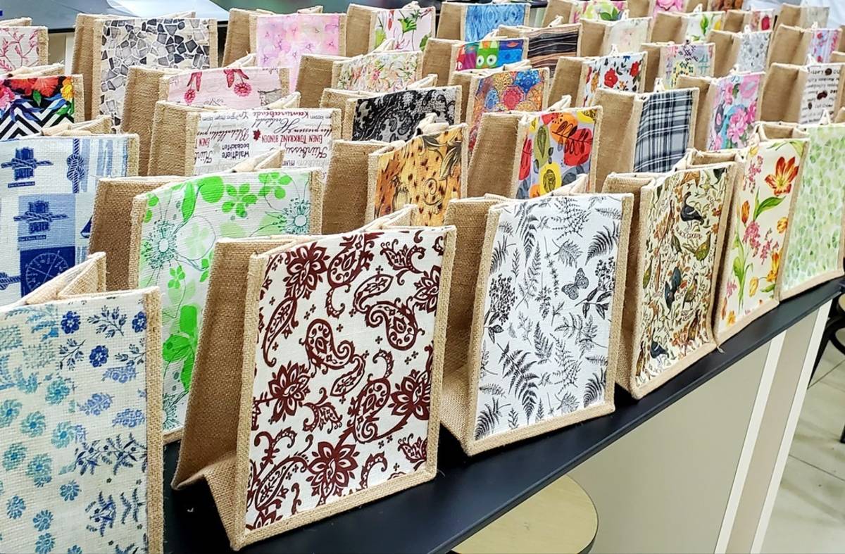 此次義賣作品除了彩繪鞋之外，還有精緻的工筆水墨、油畫、青花瓷彩繪、永生花燈盅、蝶谷巴特手提袋、繽紛手染抱枕、皮雕等高達近400件作品。