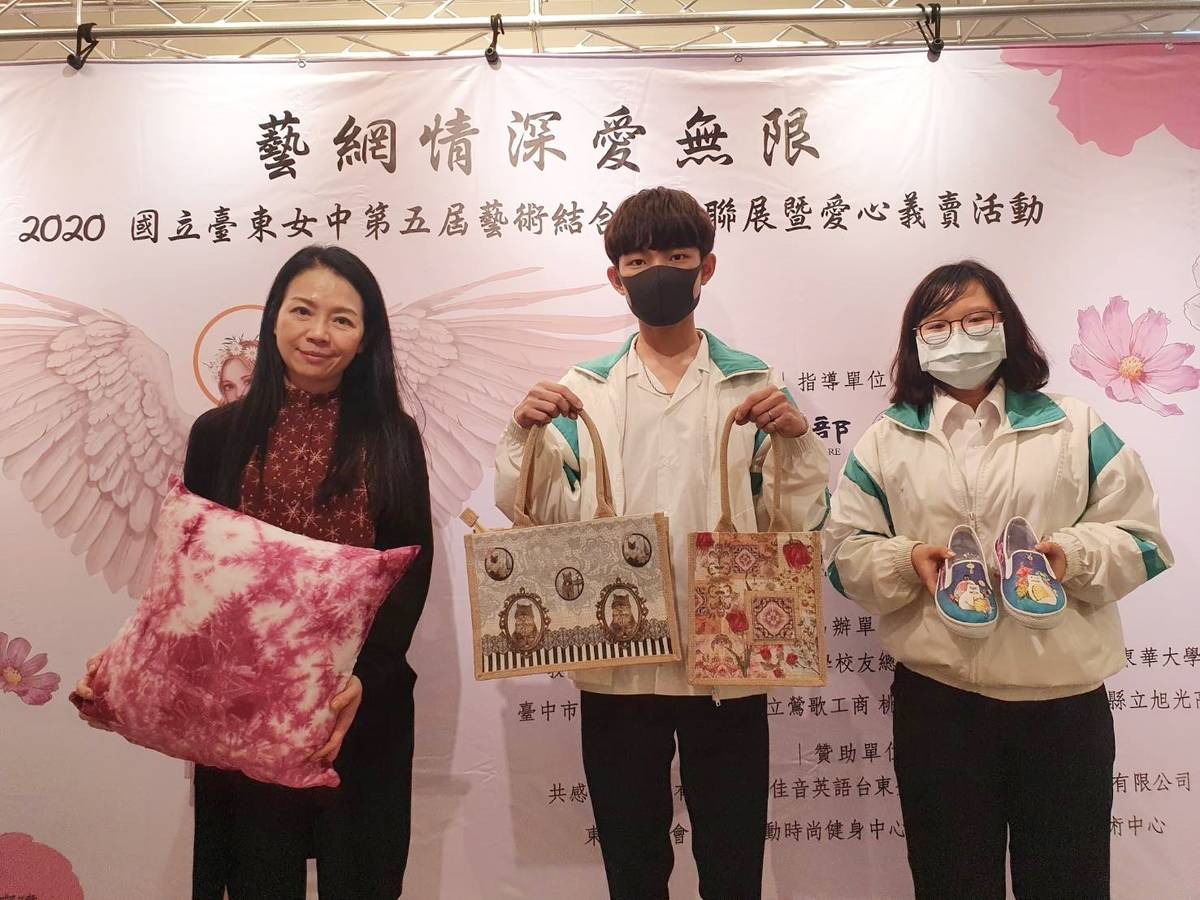 臺東女中美術老師康毓庭(左)，將美感教育結合公益，帶領學生創作一雙雙精美彩繪鞋發起義賣，獲得廣大迴響，逐年擴大辦理。