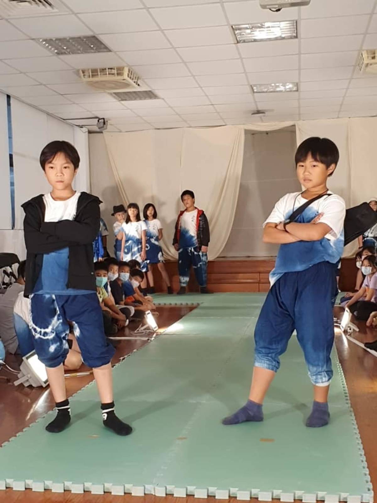 湖山國小應屆畢業生自己打造走秀伸展臺