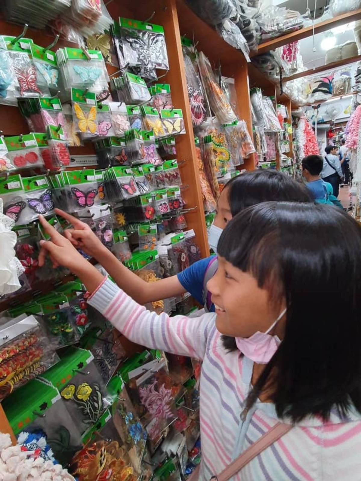 湖山國小同學到大稻埕認識服裝設計製作產業鏈