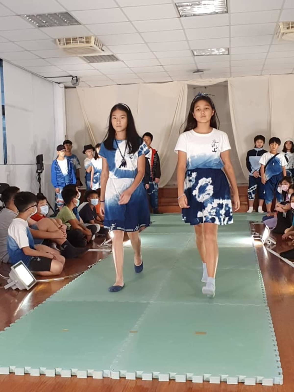 走在伸展台上展示自製畢業服獲得台下觀眾的熱烈回應