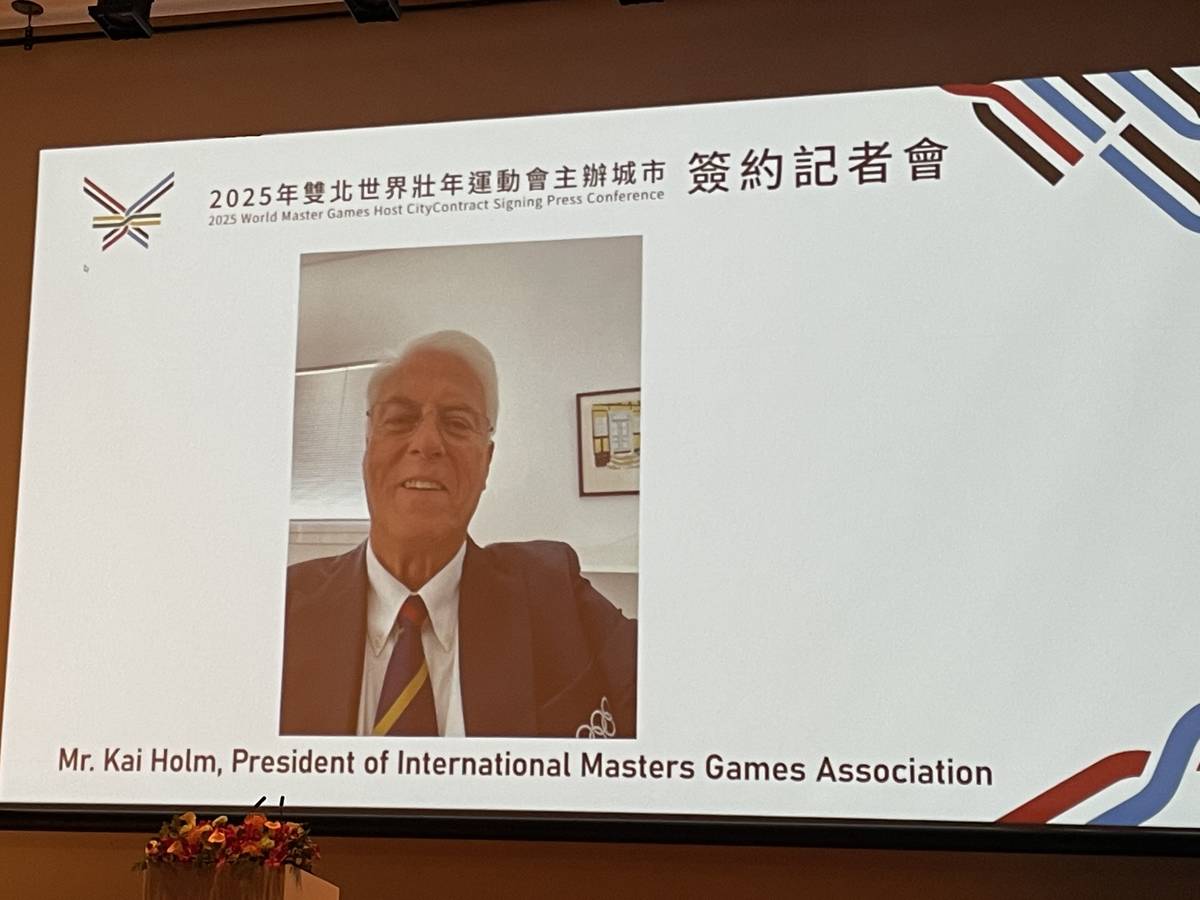 國際壯年運動總會(IMGA)會長凱·荷姆(Kai Holm)以視訊與雙北市長進行「2025年雙北世界壯年運動會主辦城市」簽約儀式。