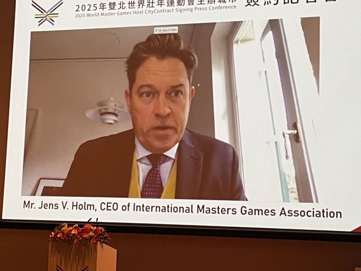 國際壯年運動總會執行長詹斯·荷姆(Jens V.Holm)以視訊與雙北市長進行「2025年雙北世界壯年運動會主辦城市」簽約儀式。