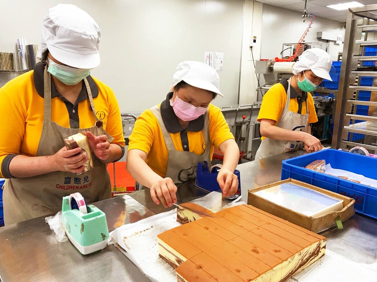 喜憨兒庇護工場內的庇護員工工作照。