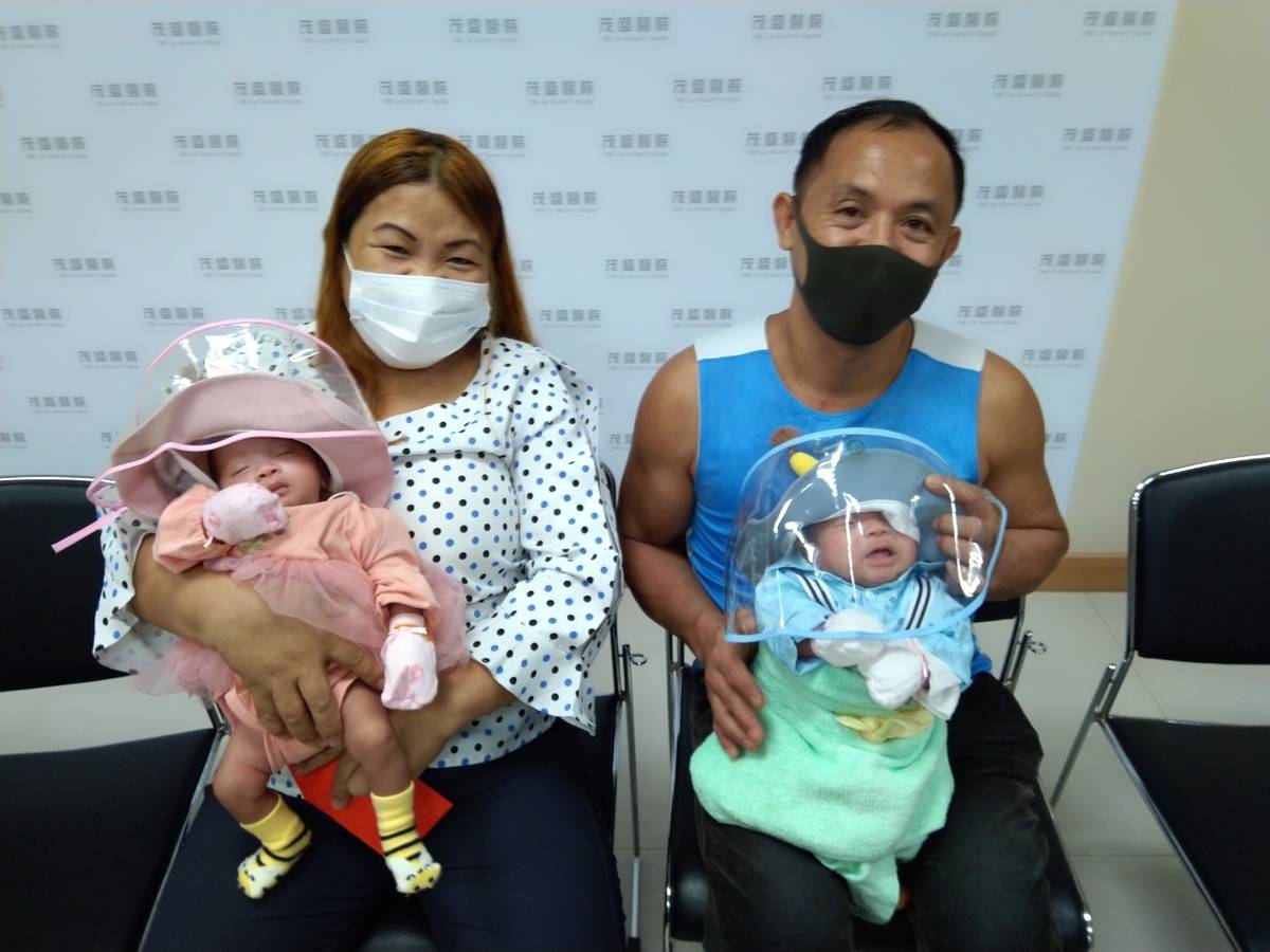 菲律賓不孕夫婦與雙胞胎合照