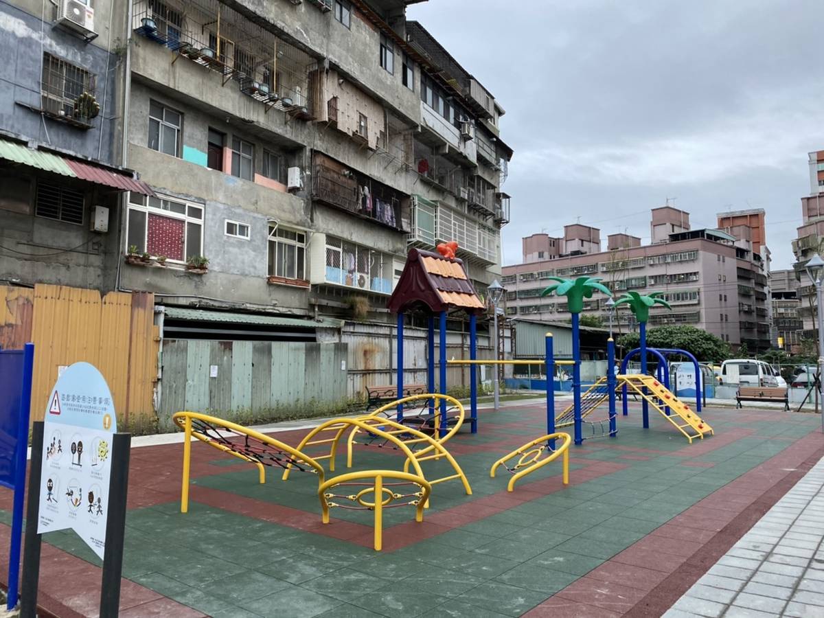 蘆洲兒四公園第3期工程提供小朋友喜歡的鞦韆、造型攀爬架及平衡橋等遊戲設施。