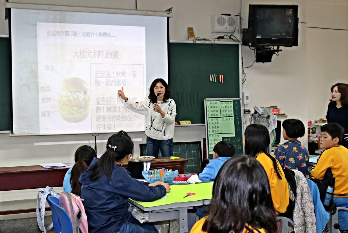 教師向學生講解桔醬製作方法（圖片來源：苗栗縣媒體事務中心）