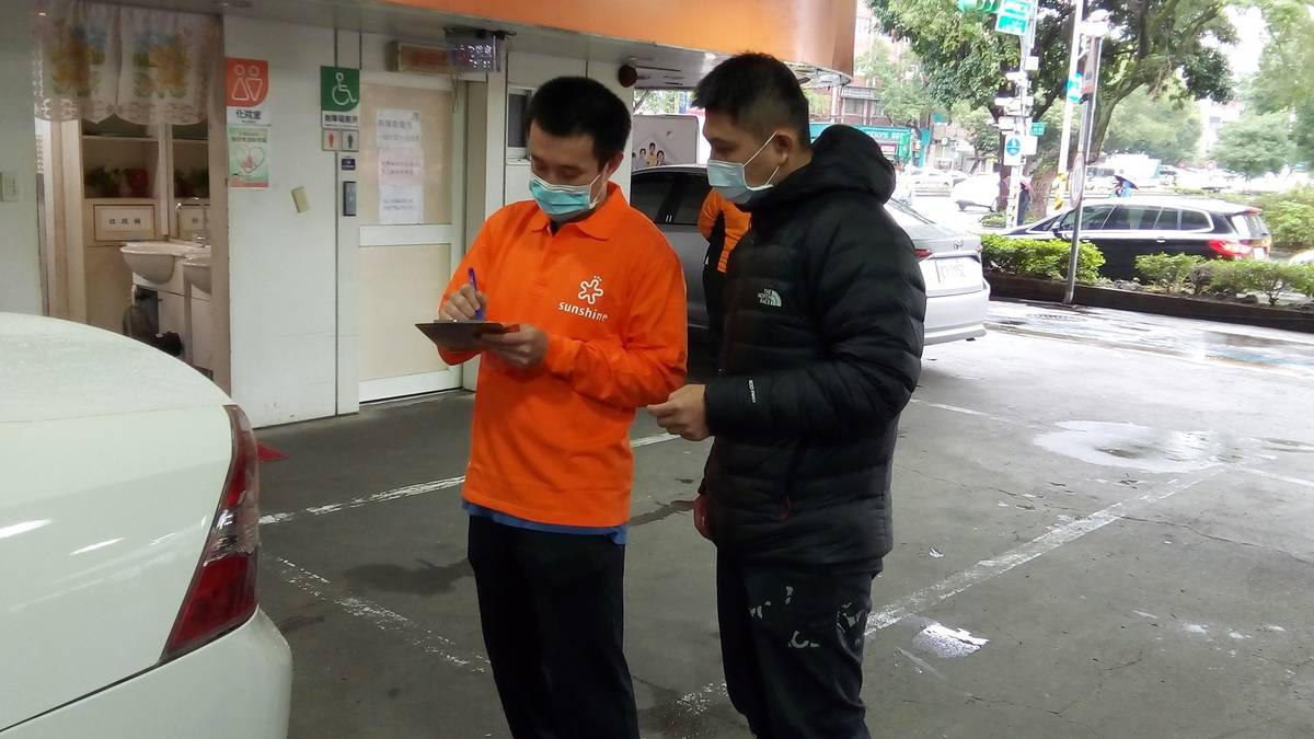 員工接待客戶、繕寫工單