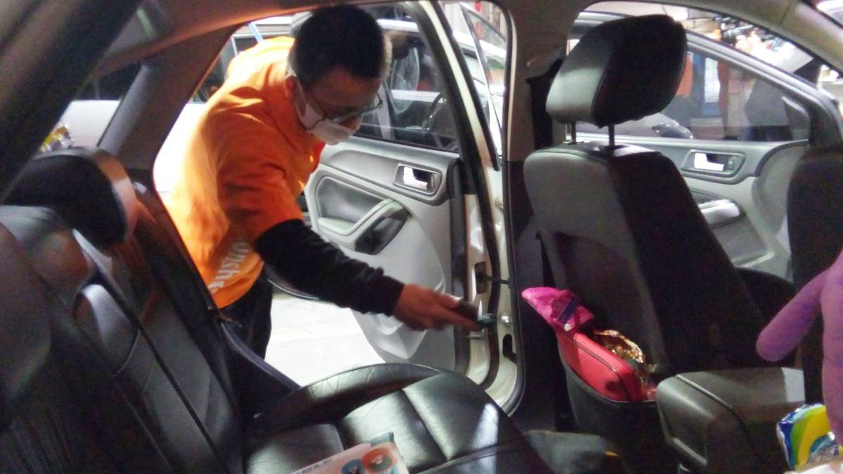 員工進行車內清潔