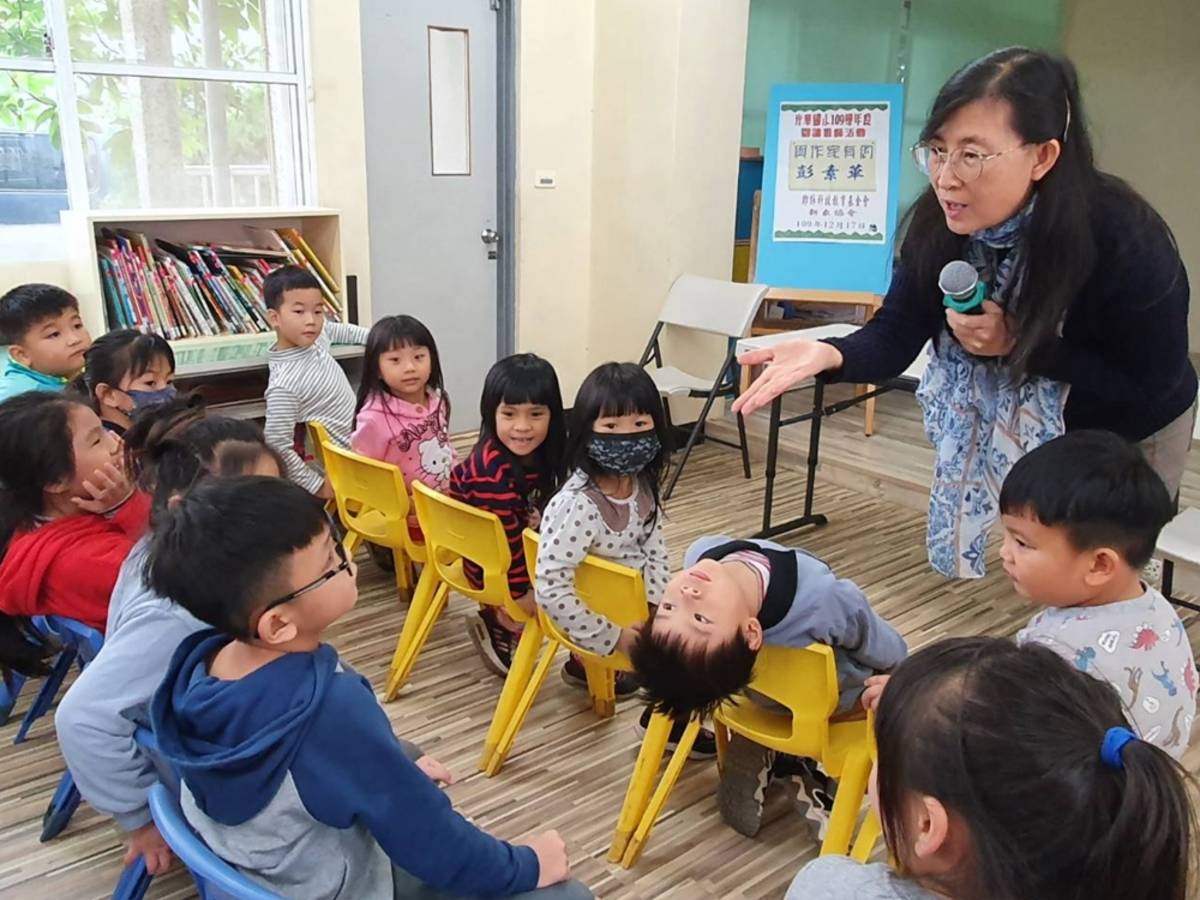 彭素華老師與學生互動
