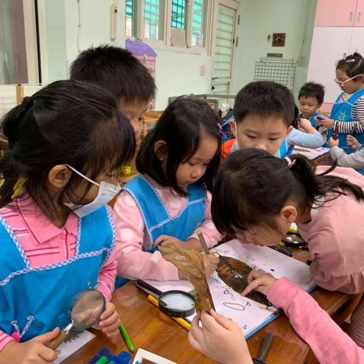 學習區學習色彩學。