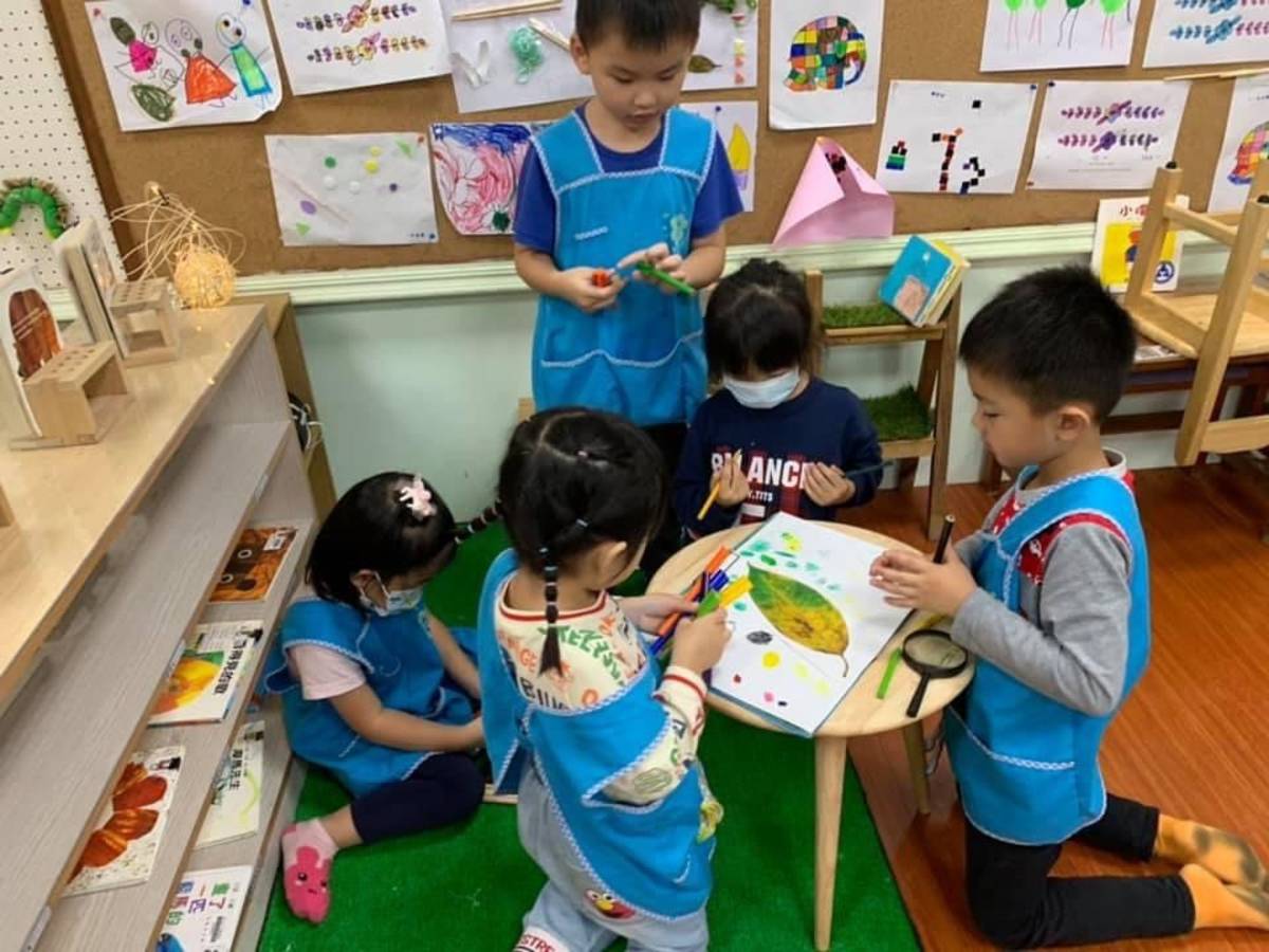 孩子在學習區進行色塊學習。
