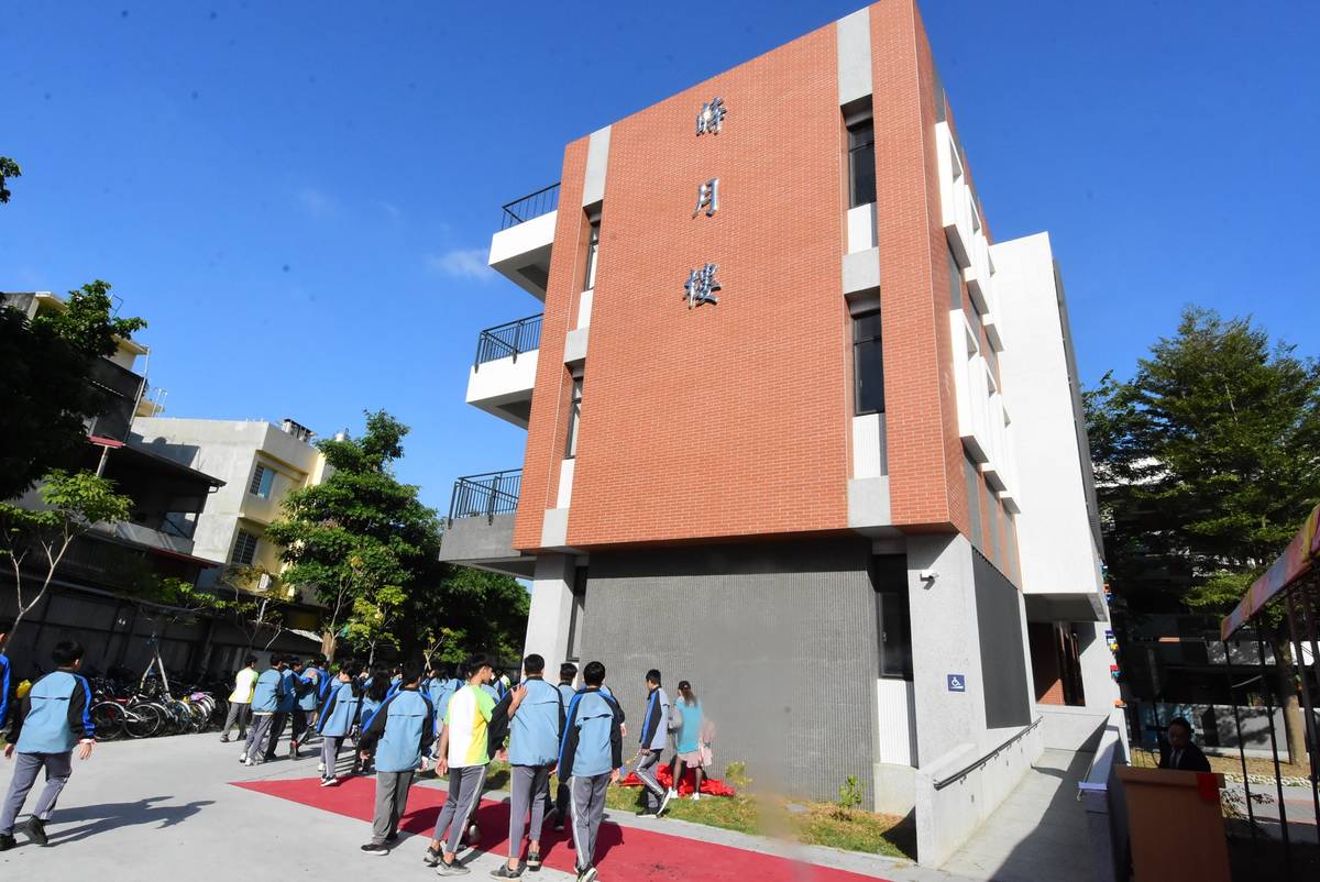 田中高中新建的「蒔月樓」在今天校慶同時揭牌啟用(圖片來源：彰化縣政府)
