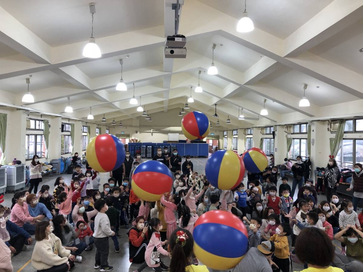 金山國小附幼今(19)天結合金山金包里公共親子中心，推出親子運動與遊戲「聖誕玩很大」活動。