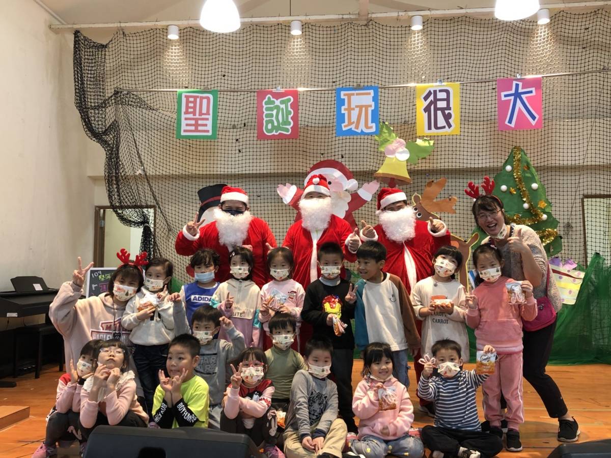 金山國小附幼今(19)天結合金山金包里公共親子中心，推出親子運動與遊戲「聖誕玩很大」活動。