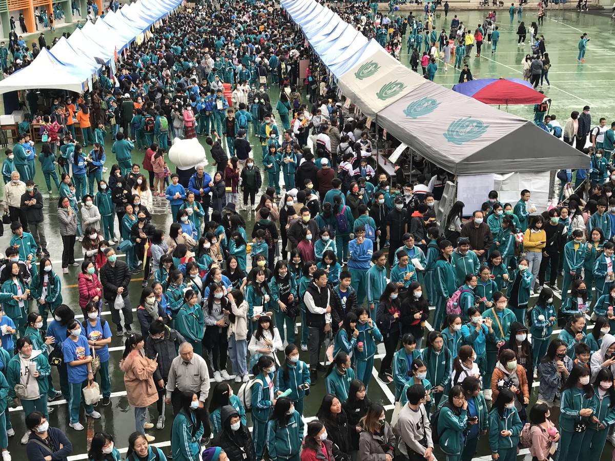 校慶7和8年級共同設攤位現場。