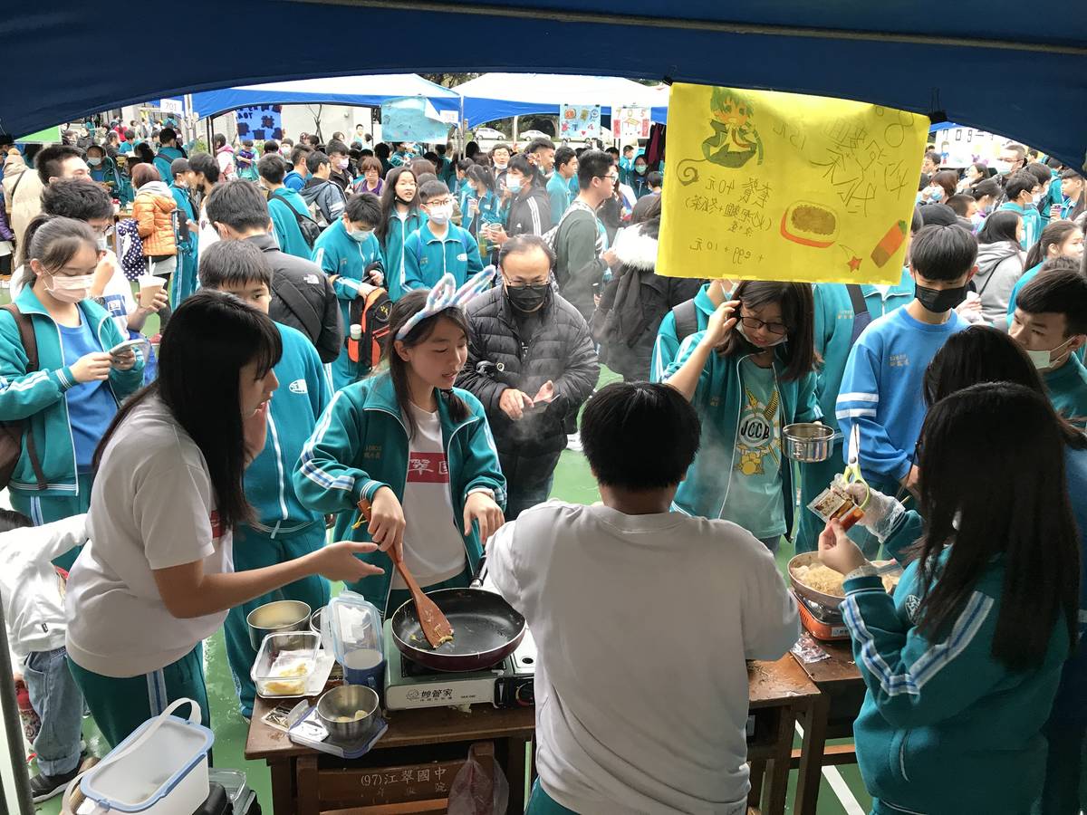 設攤競技展手藝比創意。