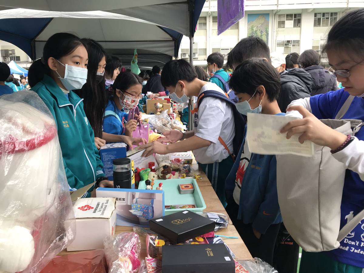 班級跳蚤義賣現場攤位。
