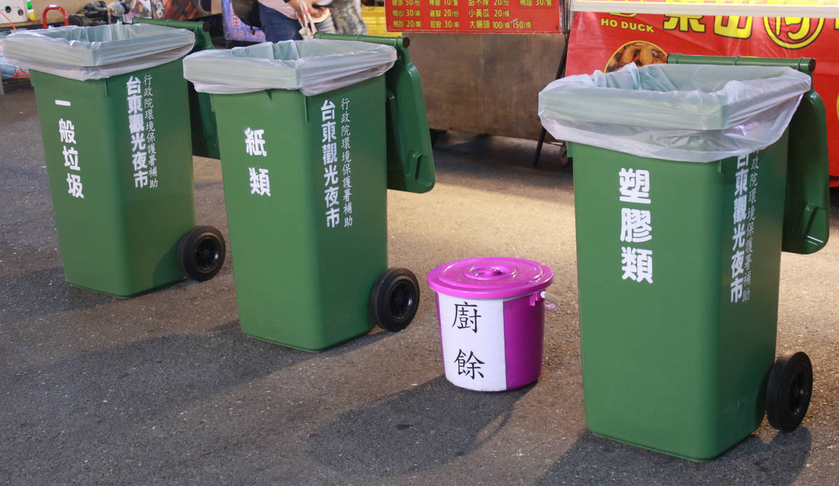 縣府環保局輔導夜市協會透過設置資源回收桶，讓民眾逛夜市時可隨手做好垃圾分類。