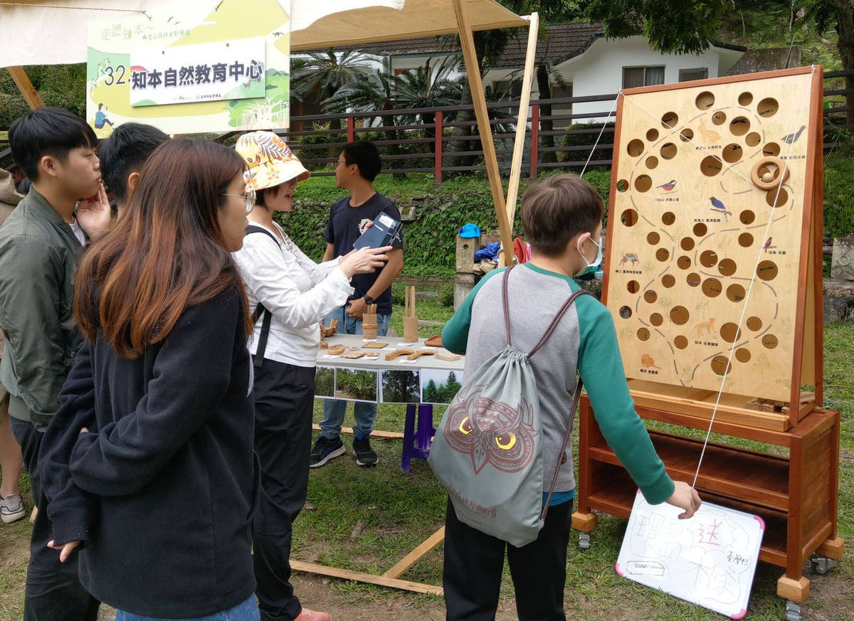 臺東林區管理處用心設計攤位，讓民眾可以透過活動增加知識。
