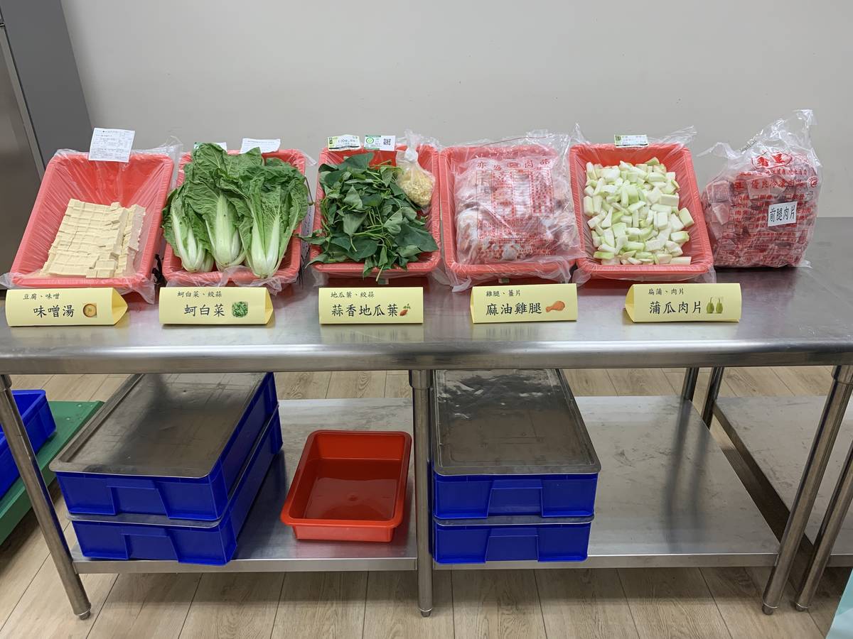 碧華國小自立廚房在廠商進行供膳配膳的過程中，從驗菜、烹煮、供餐等環節，都有學校公職營養師全程監督。