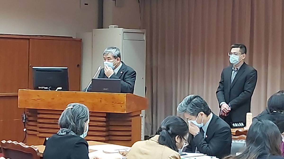 教育部政務次長蔡清華(中立者)在立法院教委會備詢。