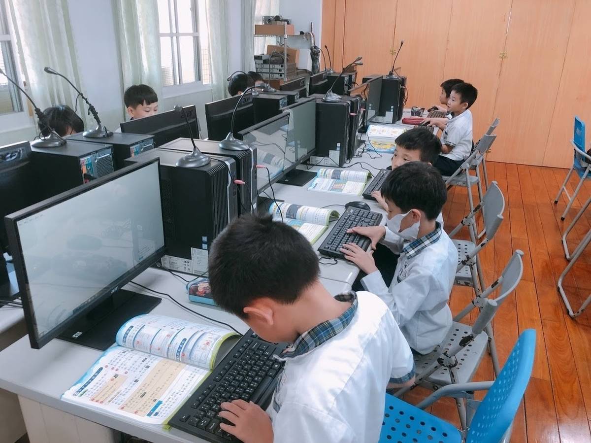 市本教材協助學生接受資訊教育（圖片來源：臺中市教育局）