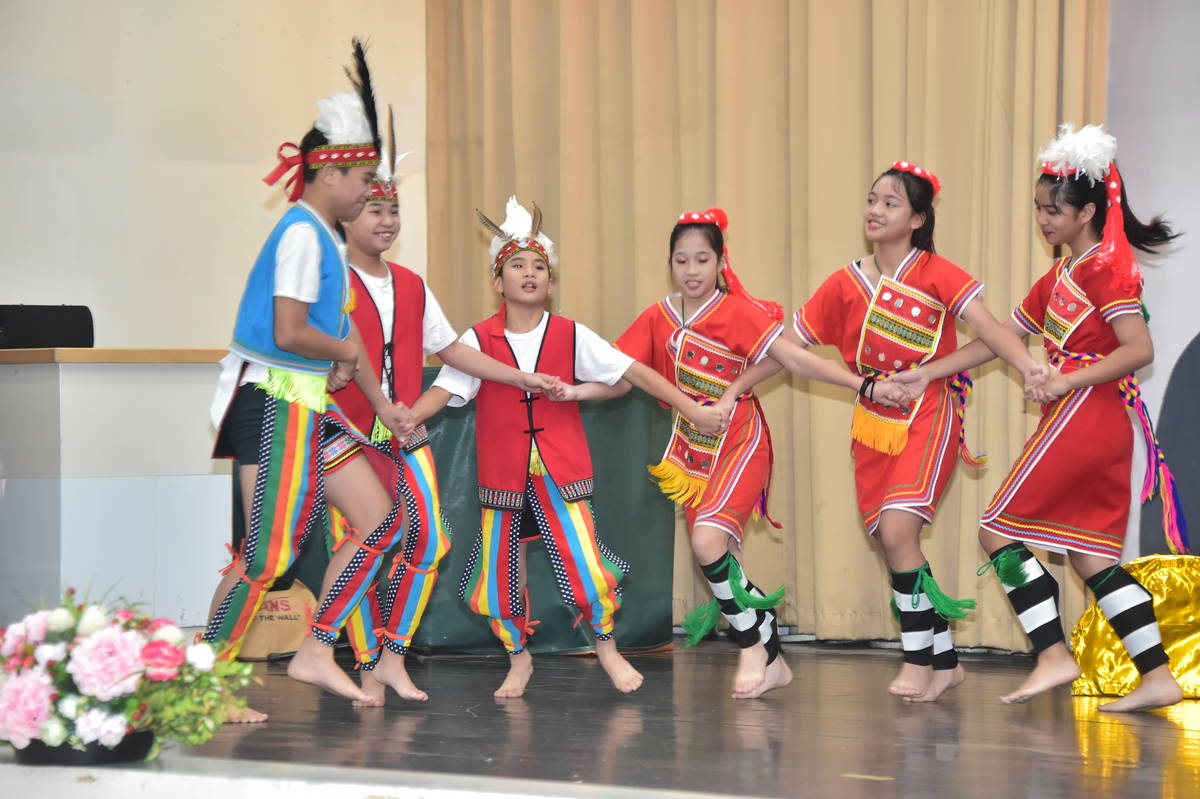 瑞濱國小精彩的原住民舞蹈表演_日出東方-思念。