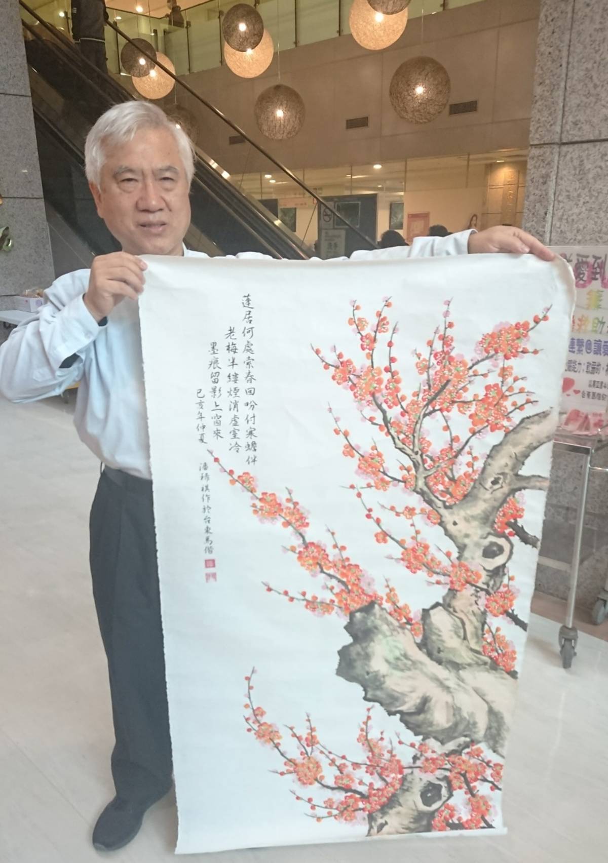 潘稀祺將苦心專研40年的梅花國畫捐出義賣。
