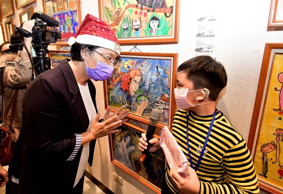 彰化縣長王惠美鼓勵身心障礙學童繼續創作（圖片來源：彰化縣政府）