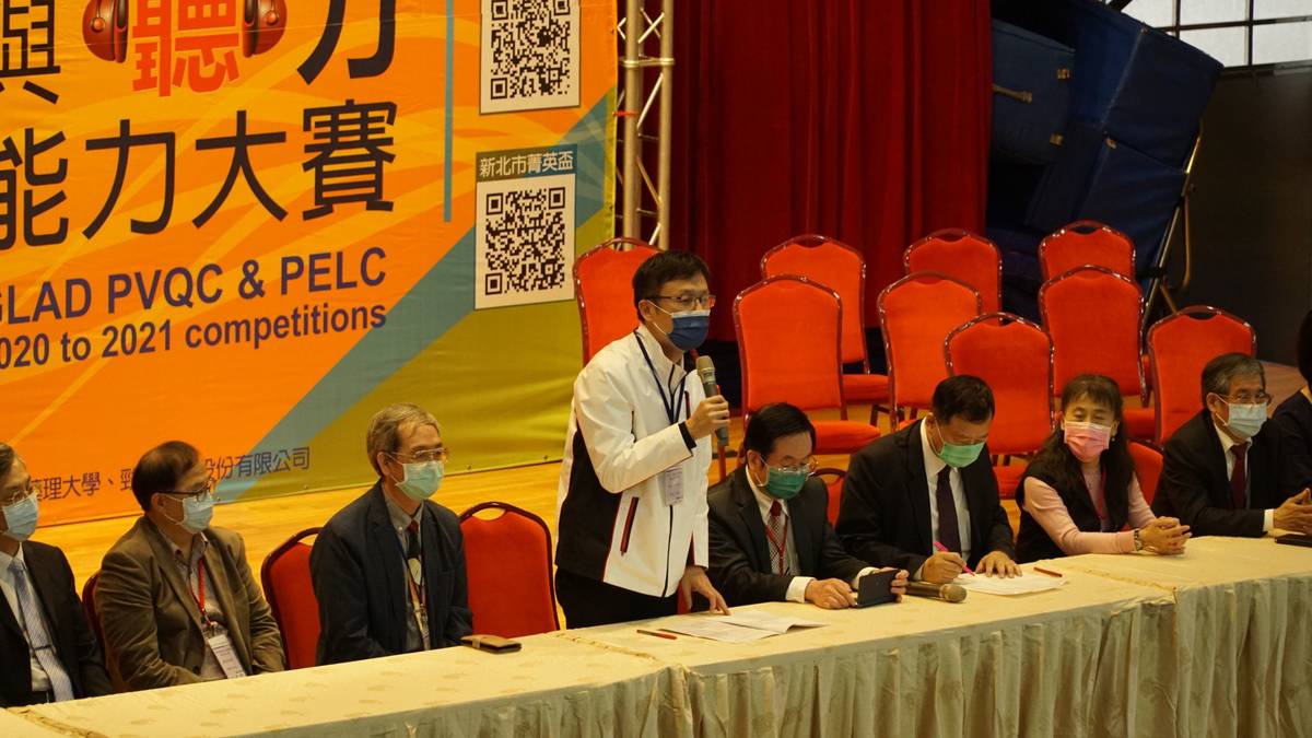 張明文局長表示，新北市積極推動技高雙語教育政策，強調「動手做學英語」讓學生備妥專精的「專業技能」與「專業英語」雙核心能力培養接軌國際的技職人才。