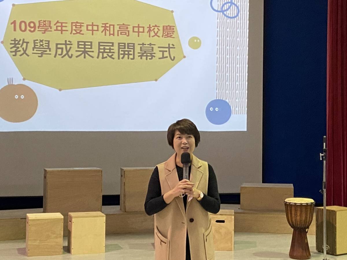 龔雅雯局長為STEAM藝術課程教學成果發表會致詞。