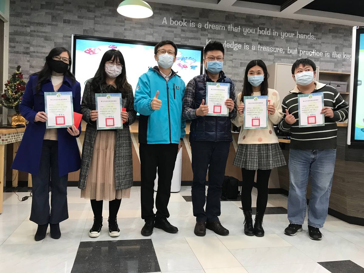 張明文局長頒發創新教案徵選國小組特優。